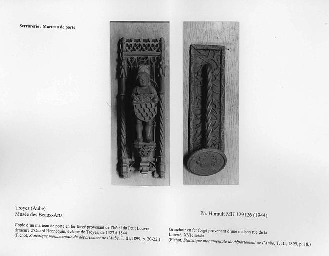 Deux marteaux de porte : celui de gauche est la copie d'un marteau de porte en fer forgé provenant de l'Hôtel du Petit Louvre, demeure d'Odard Hennequin, évêque de Troyes dans la première moitité du XV siècle; celui de droite est un grinçoir en fer forgé