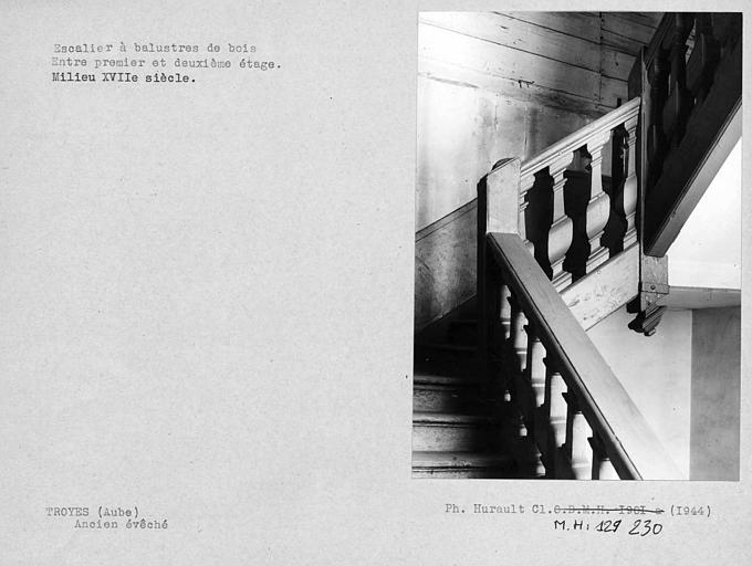 Escalier à balustres de bois entre les premier et deuxième étages