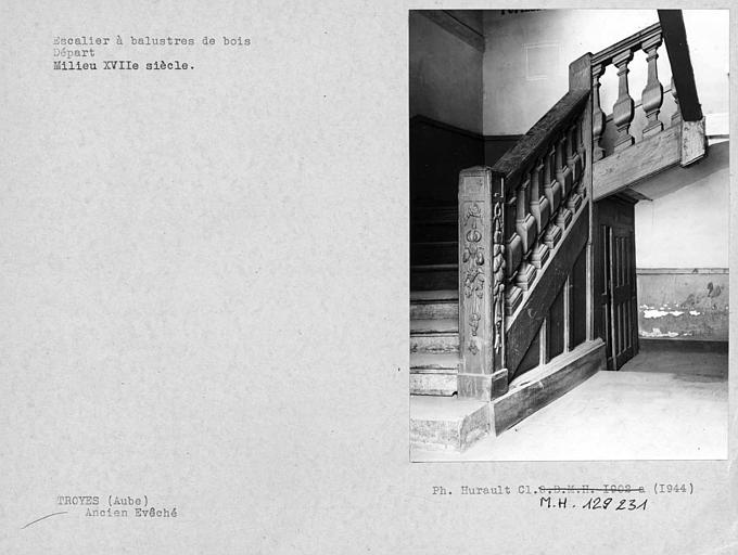 Départ de l'escalier à balustres de bois