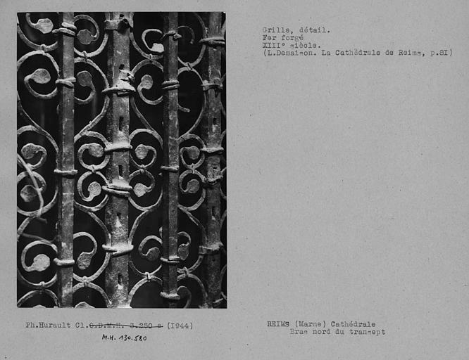 Détail intérieur de la grille en fer forgé du transept nord