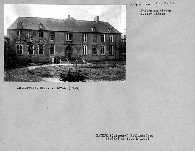 Façade sur la cour d'entrée