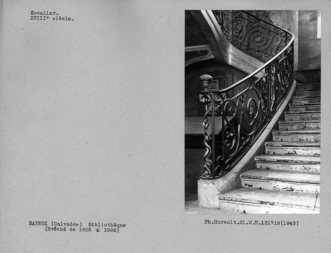 Escalier avec rampe en fer forgé