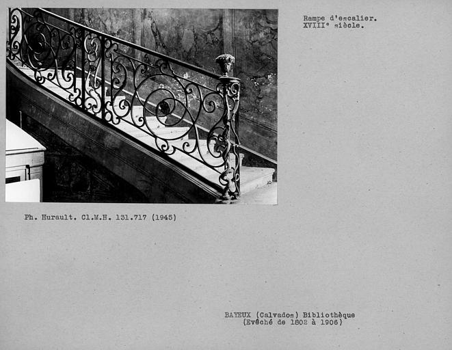 Escalier avec rampe en fer forgé