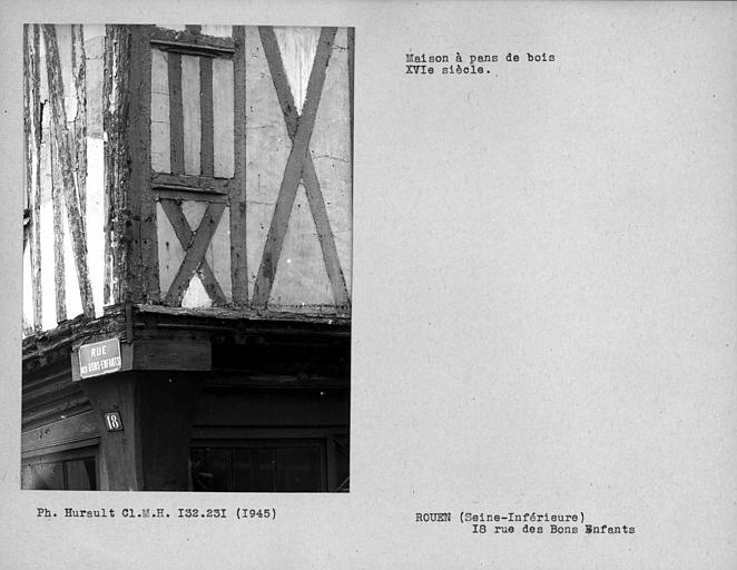 Façade à pans de bois, premier étage de l'angle de la maison