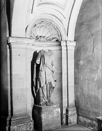 Statue du vestibule dans une niche