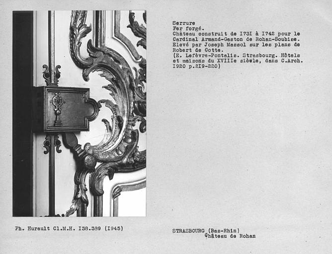 Serrure en fer forgé de la porte de la salle à l'angle sud-ouest