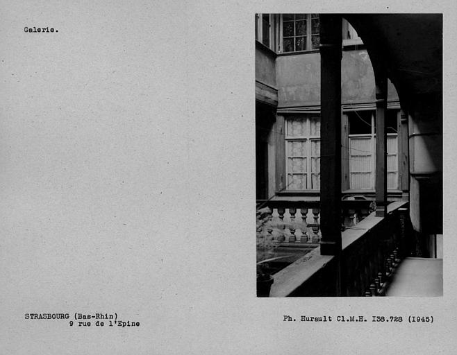 Escalier de bois, vue d'ensemble de la galerie du premier étage