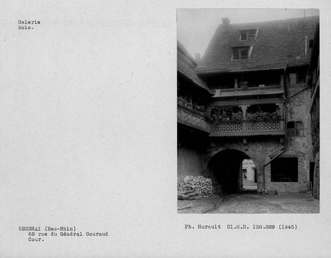 Façade nord sur cour de la galerie en bois