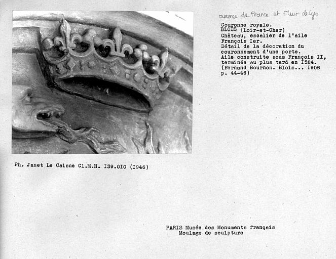 Moulage d'une couronne royale. Détail de la décoration du couronnement d'une porte, escalier de l'aile François premier