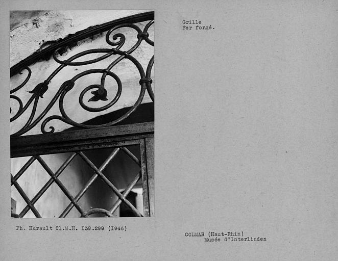 Détail de la grille en fer forgé fermant l'escalier sur le cloître