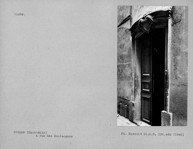 Porte du bâtiment de droite