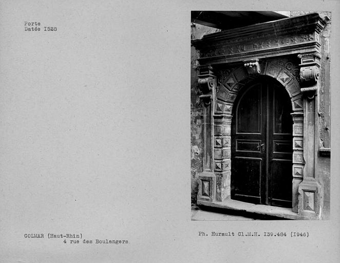 Porte du bâtiment de gauche