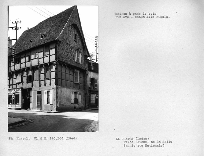 Vue d'ensemble de la façade à pans de bois, mur pignon, angle de la rue Nationale