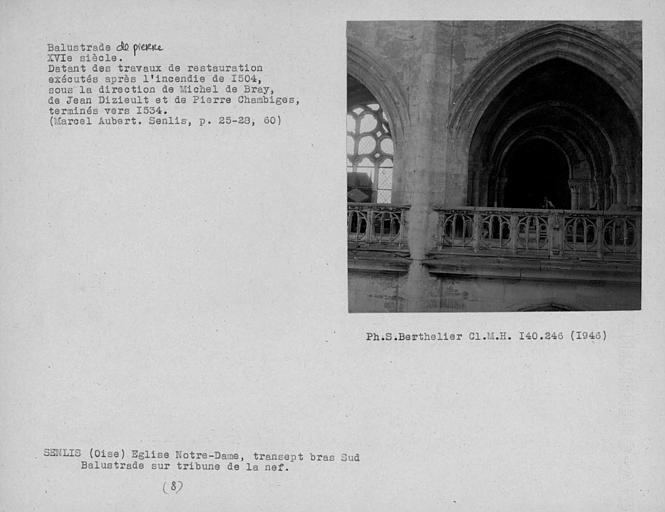 Balustrade de pierre de la tribune sur la nef, à l'angle de la nef et du transept sud