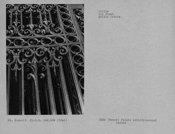 Détail de la grille en fer forgé du jardin