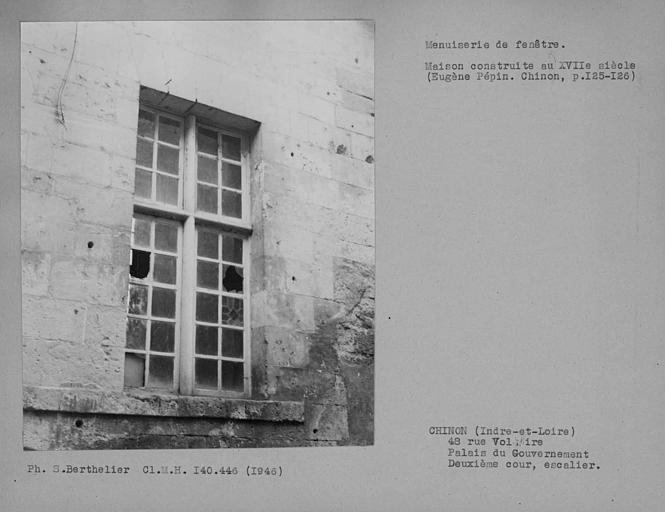 Menuiserie de fenêtre de l'escalier de la deuxième cour