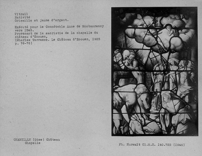 Vitrail en grisaille et jaune d'argent de l'oratoire gauche de la chapelle représentant la nativité