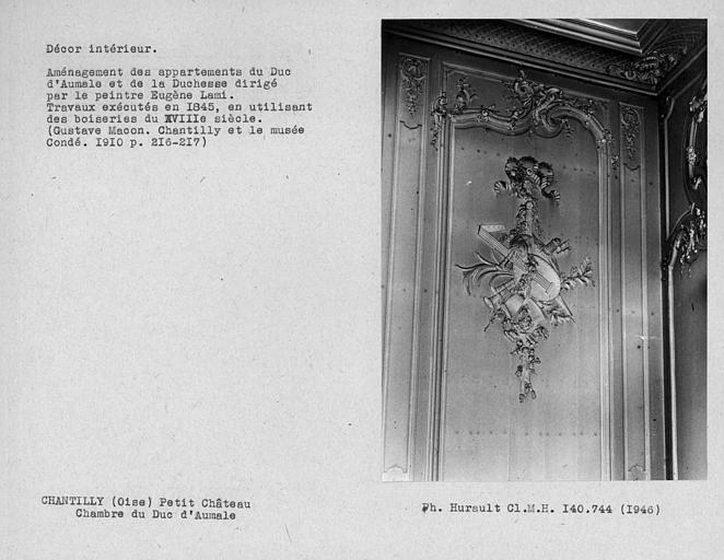 Décor intérieur des appartements du rez-de chaussée restaurés pour l'habitation du Duc d'Aumale, détail du panneau de boiserie de la chambre du Duc