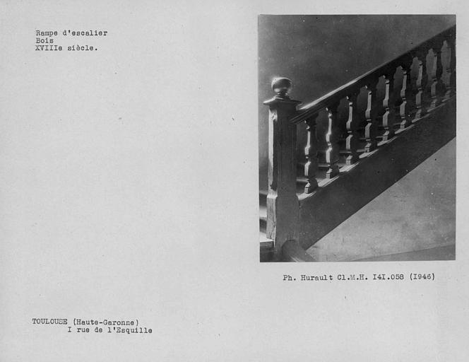 Départ de la rampe d'escalier à balustres de bois