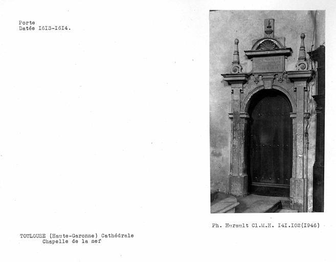 Porte à droite de la première chapelle