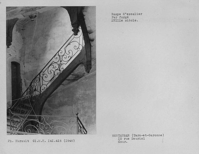 Escalier à rampe en fer forgé sur cour