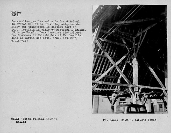 Vue extérieure de la halle, détail de la charpente de bois