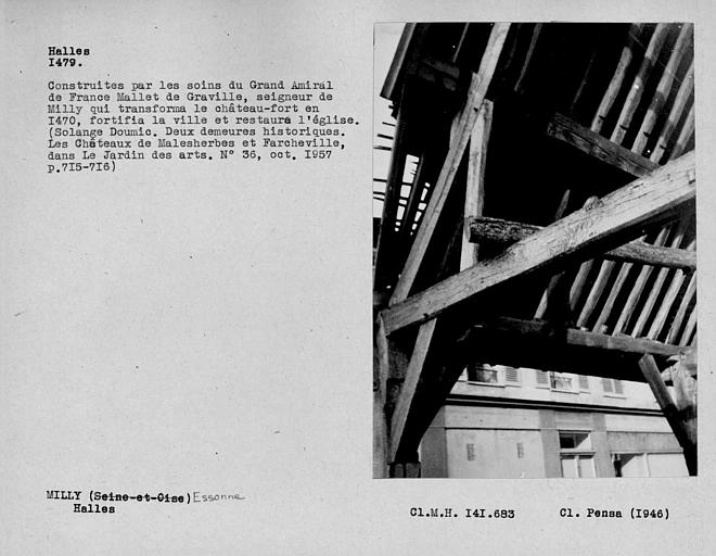 Vue extérieure de la halle, détail de la charpente de bois