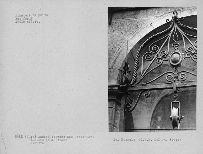 Détail de l'armature en fer forgé du puits du cloître