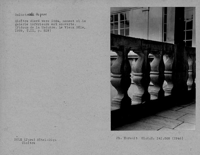 Balustrade de la galerie au premier étage du cloître