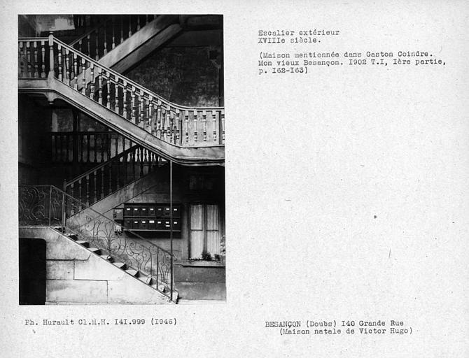 Escalier extérieur sur cour