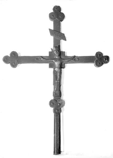 Christ surmonté de 'INRI', croix processionnelle romane en cuivre, n°72