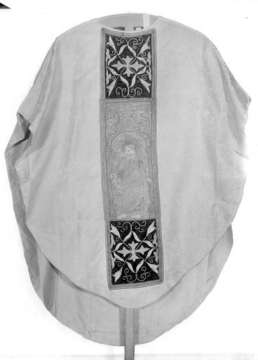 Chasuble de damas blanc avec broderies d'applique, devant, Espagne, n°80