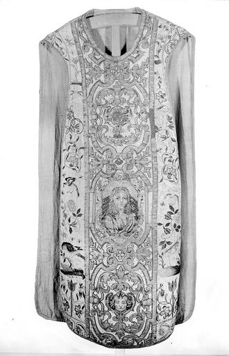 Chasuble en soie blanche avec broderies d'application, Espagne, devant, n°92