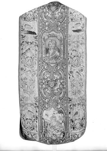 Chasuble en soie blanche avec broderies d'application, Espagne, dos, n°92