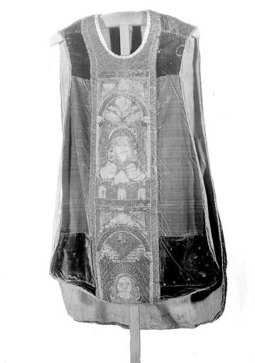 Chasuble en velours rouge, Italie, devant, n°83