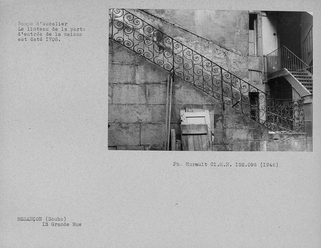 Escalier extérieur, rampe en fer forgé