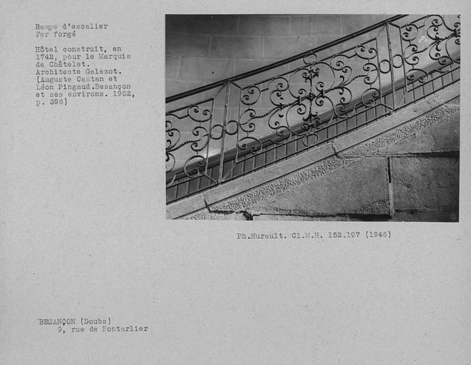 Rampe en fer forgé de l'escalier