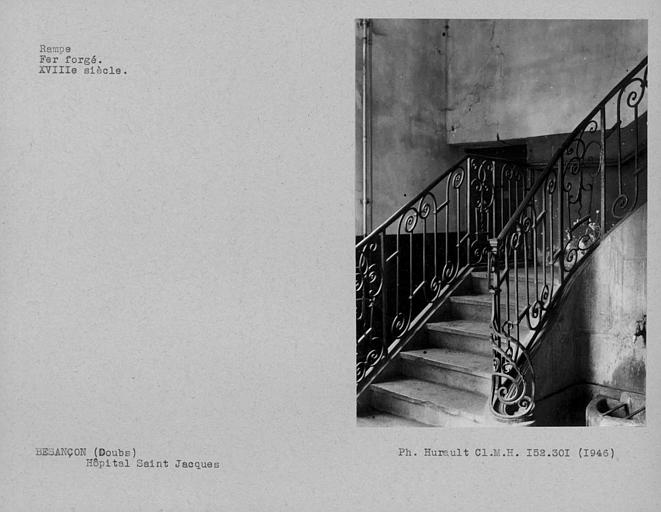 Rampe d'escalier en fer forgé de la chapelle