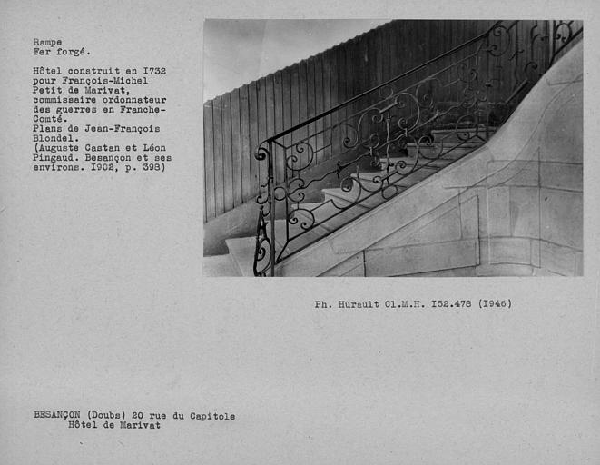 Rampe en fer forgé de l'escalier de droite sur cour