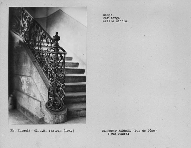 Départ de l'escalier, rampe en fer forgé