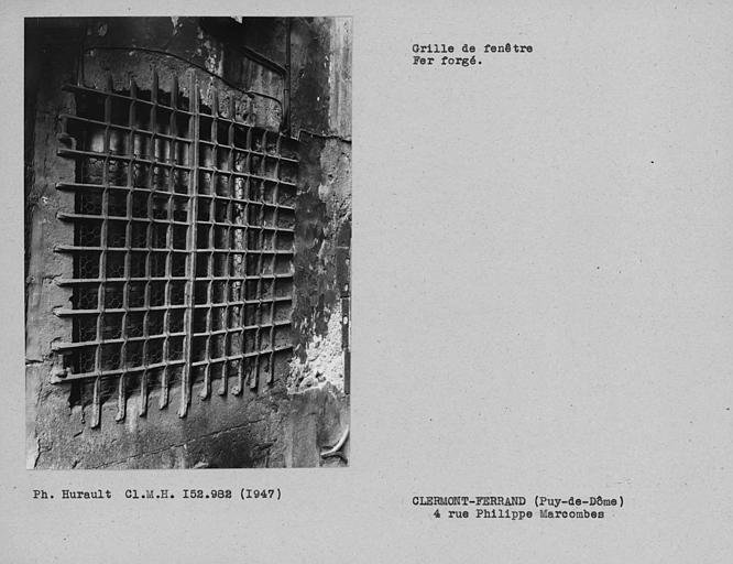 Grille en fer forgé de la fenêtre du passage intérieur