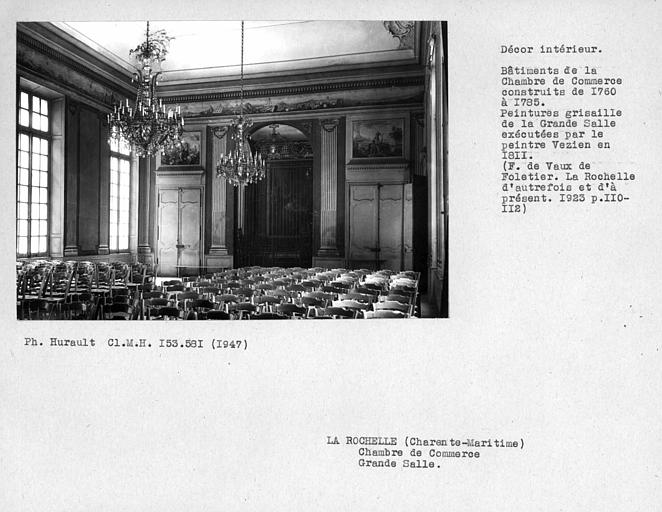 Décor de la grande salle, vue d'ensemble vers la grille