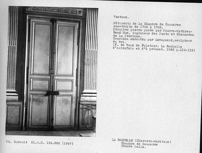 Vantaux de la porte à gauche de l'estrade de la grande salle