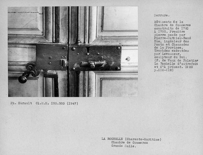 Serrure de la porte à gauche de l'estrade de la grande salle