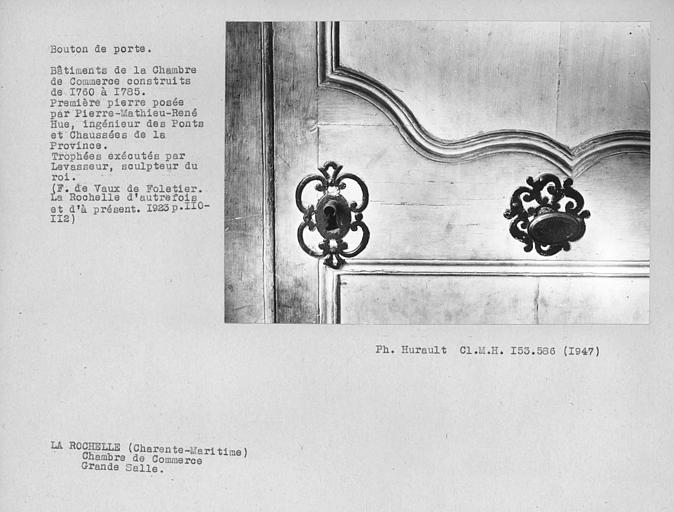 Entrée de serrure et poignée de la porte de la grande salle