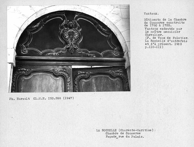 Vantaux du portail sur rue du palais, détail de la partie haute