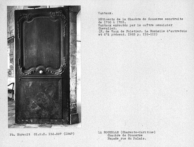 Extérieur du vantail du portail sur rue du palais