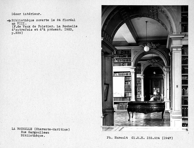 Décor intérieur de la salle au premier étage de la bibliothèque