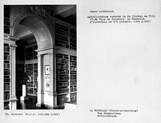 Décor intérieur de la salle au premier étage de la bibliothèque