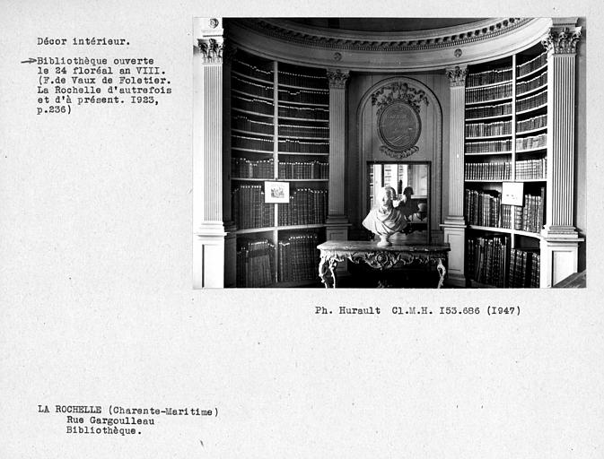 Décor intérieur de la salle du premier étage de la bibliothèque